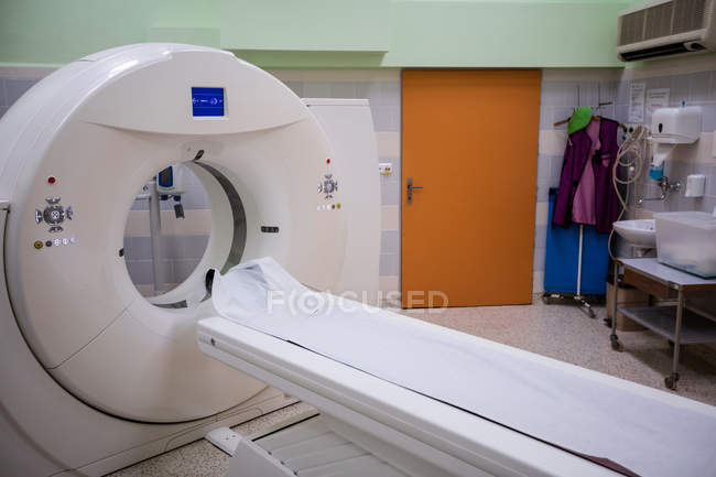 Máquina de ressonância magnética na sala de digitalização do hospital — Fotografia de Stock
