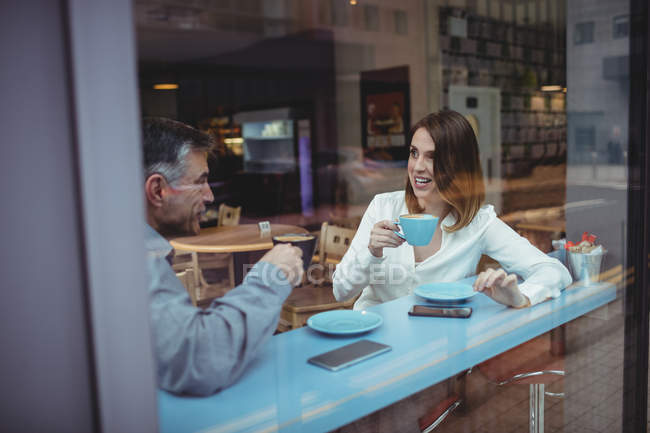 Uomo e donna che prendono un caffè in mensa — Foto stock