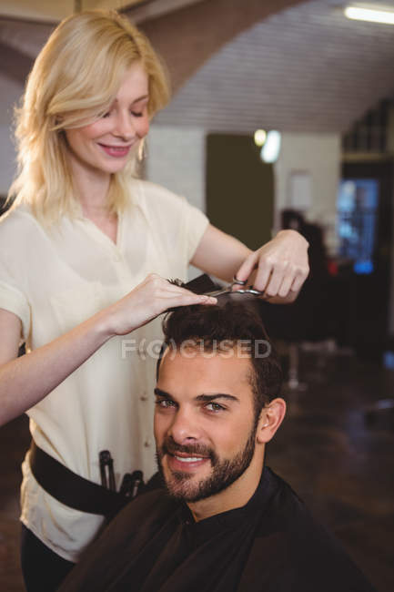Peluquería cliente de recorte de pelo en la peluquería - foto de stock
