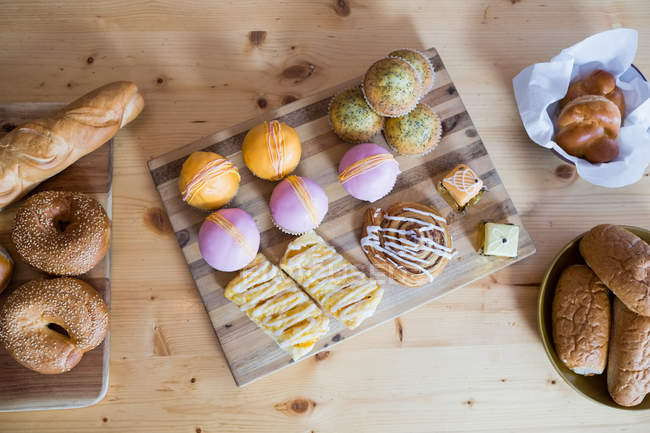 Vista superior de cupcakes na bandeja de madeira na cafetaria — Fotografia de Stock