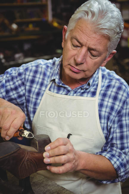 Schuhmacher repariert in Werkstatt einen Schuh — Stockfoto