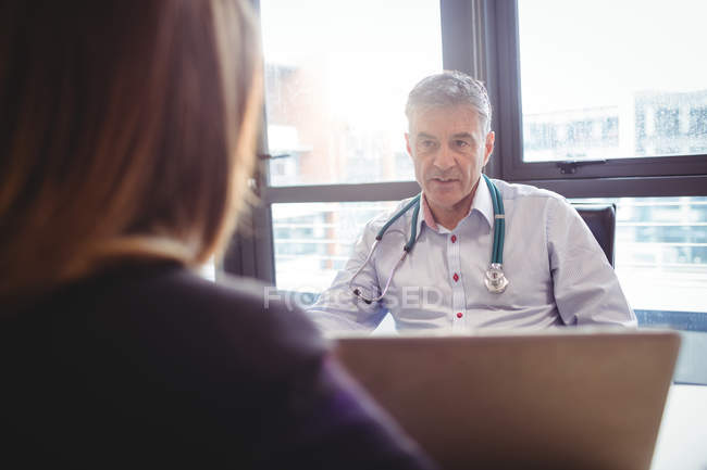 Médico na mesa conversando com o paciente no hospital — Fotografia de Stock