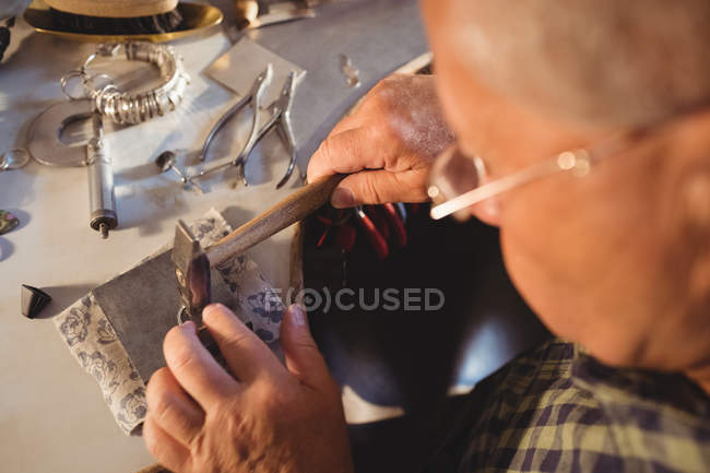 Goldsmith preparing ring in workshop — Stock Photo