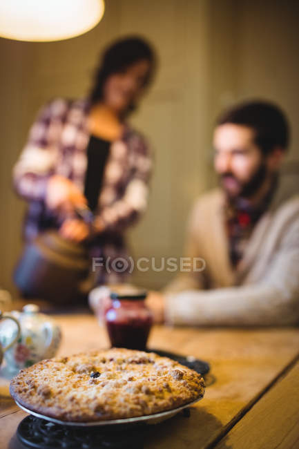 Крупный план печенья на столе дома с парой в фоновом режиме — стоковое фото