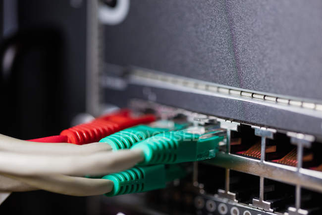 Close-up de ethernet conectado em soquetes na sala do servidor — Fotografia de Stock