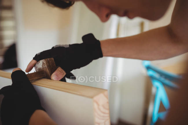 Menuisier utilisant jauge de marquage sur porte en bois à la maison — Photo de stock