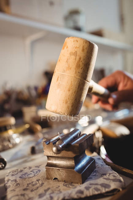 Imagen recortada de Goldsmith preparando anillo en taller - foto de stock