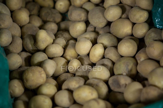 Gros plan sur les pommes de terre fraîches au supermarché — Photo de stock
