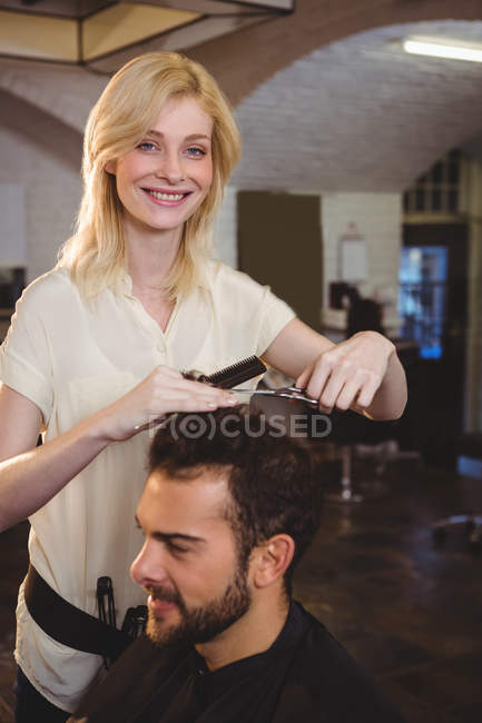 Man getting his hair trimmed at hair salon — Stock Photo
