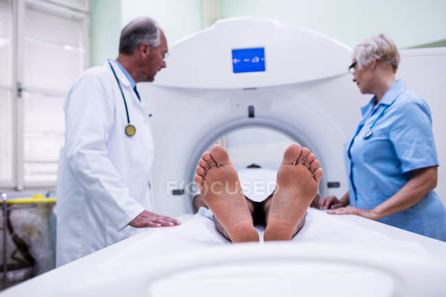 Patient betritt MRI-Scanner im Krankenhaus — Stockfoto