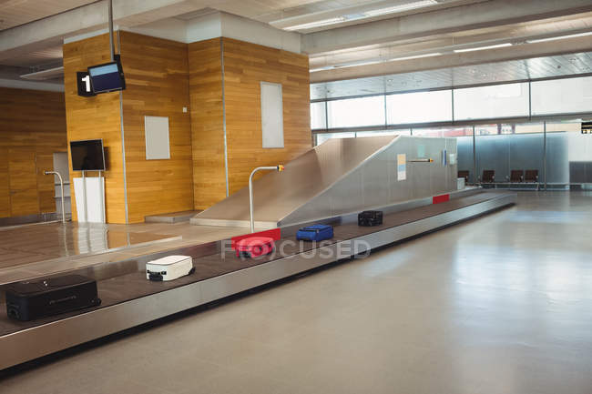 Bagagem no carrossel de bagagem no terminal do aeroporto — Fotografia de Stock