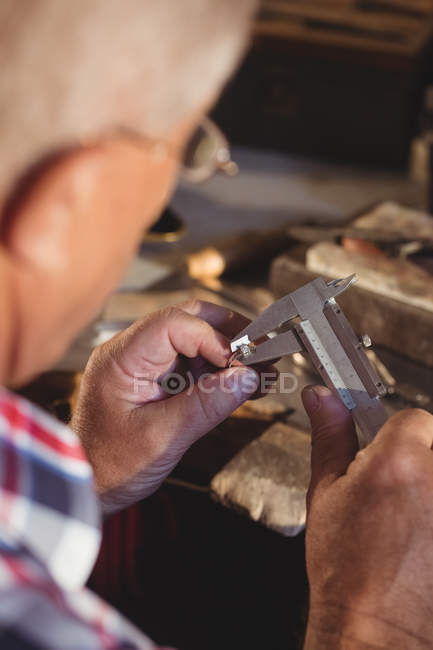 Goldschmiedring in der Werkstatt — Stockfoto