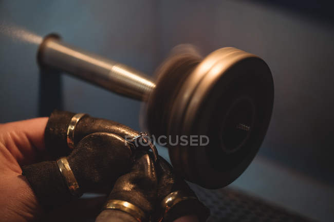 Обрезанное изображение кольца ювелира в мастерской — стоковое фото