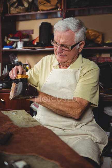 Чистильщик обуви в мастерской — стоковое фото