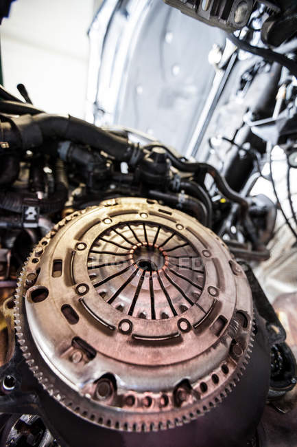 Close-up do motor do carro e componentes na garagem de reparação — Fotografia de Stock