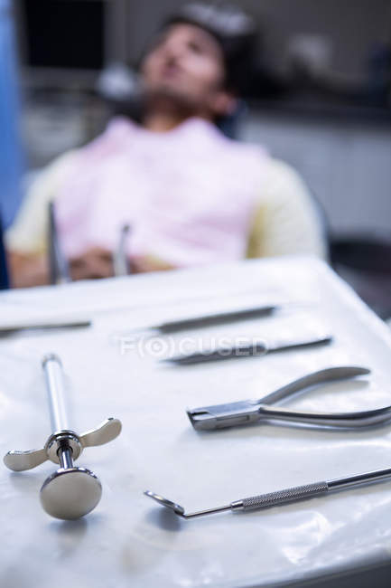 Ferramentas odontológicas na bandeja na clínica odontológica — Fotografia de Stock