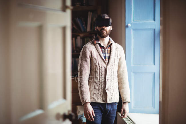 Jeune homme utilisant des lunettes virtuelles à la maison — Photo de stock