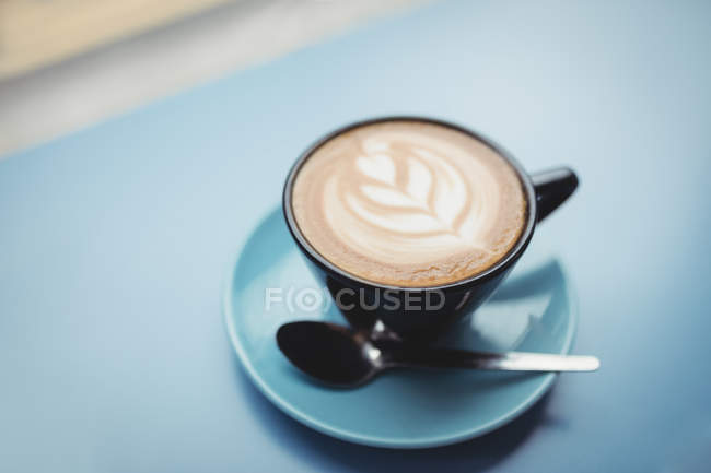 Nahaufnahme von Kaffee, der im Restaurant auf dem Tisch serviert wird — Stockfoto
