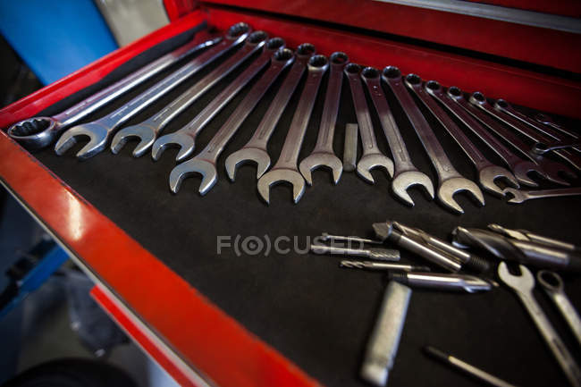 Conjunto de ferramentas de trabalho na caixa de ferramentas na garagem de reparação — Fotografia de Stock