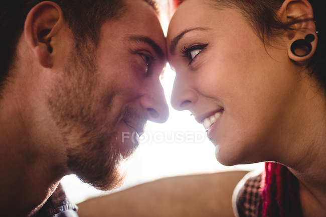 Primer plano de pareja hipster romántica en casa - foto de stock