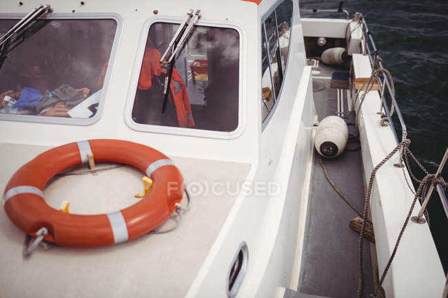 Anillo salvavidas rojo en la cubierta del barco - foto de stock