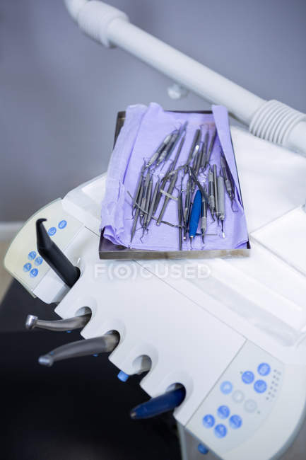 Primer plano de las herramientas dentales en la clínica - foto de stock