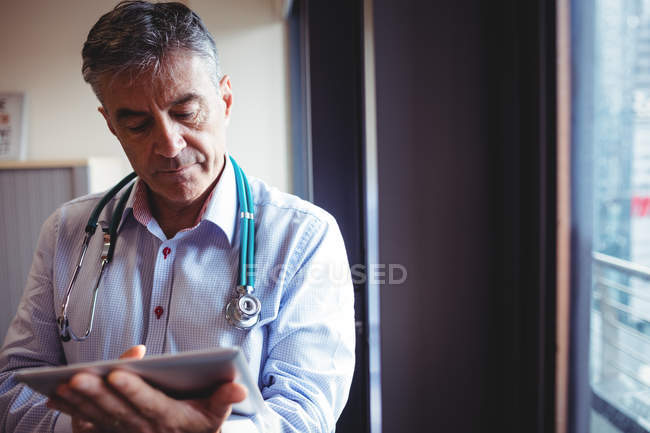Médico usando tableta digital en el hospital - foto de stock