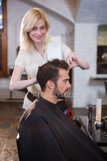Hombre consiguiendo su pelo recortado en peluquería - foto de stock