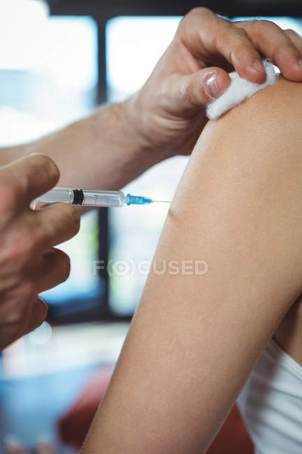 Imagem recortada de paciente do sexo feminino recebendo injeção de fisioterapeuta na clínica — Fotografia de Stock