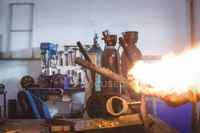 Обрезанное изображение мужской сварочной горелки в мастерской — стоковое фото