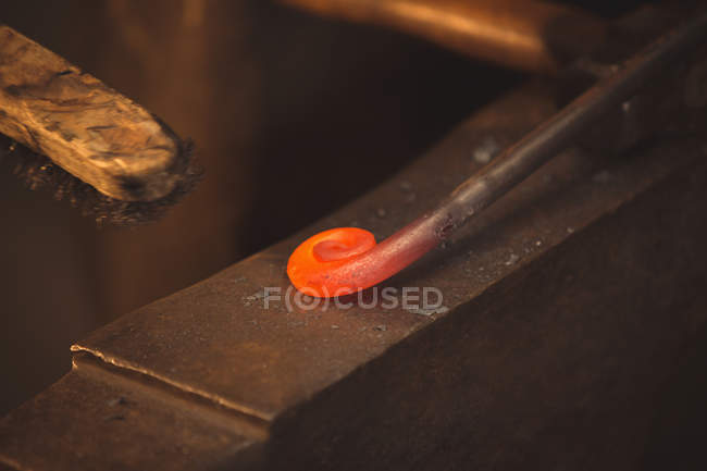 Primo piano dell'asta di ferro forgiata riscaldata in officina — Foto stock