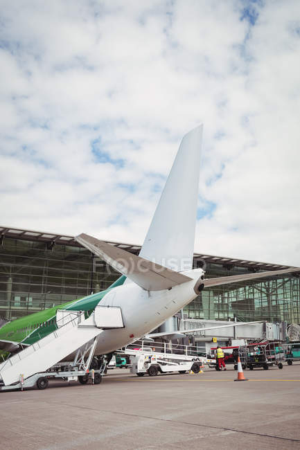 Flugzeug mit Flugtreppe auf Flughafenhof — Stockfoto