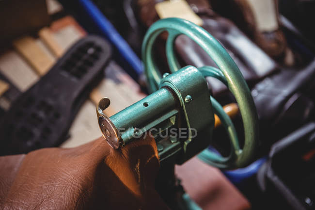 Nahaufnahme von Nähmaschine und Lederstück in der Schuhmacherei — Stockfoto