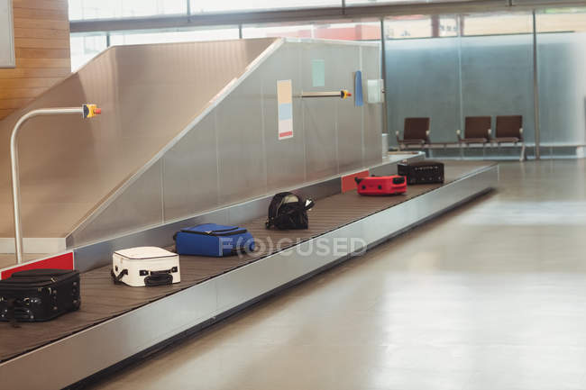 Bagagem no carrossel de bagagem no terminal do aeroporto — Fotografia de Stock