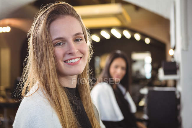 Porträt lächelnder Frauen im Friseursalon — Stockfoto