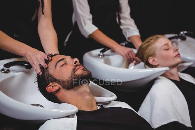 Clientes recebendo sua lavagem de cabelo no salão — Fotografia de Stock
