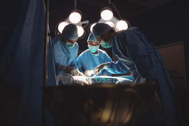 Chirurgenteam bei der Operation im Operationssaal des Krankenhauses — Stockfoto
