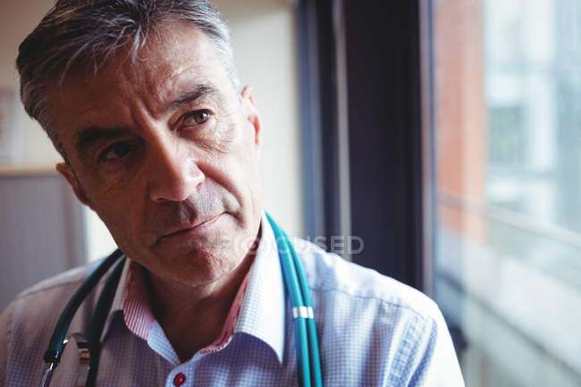 Doctor with stethoscope at hospital — Stock Photo