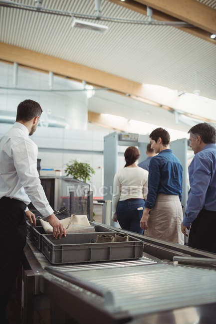 Passagers passant par un contrôle de sécurité à l'aéroport — Photo de stock