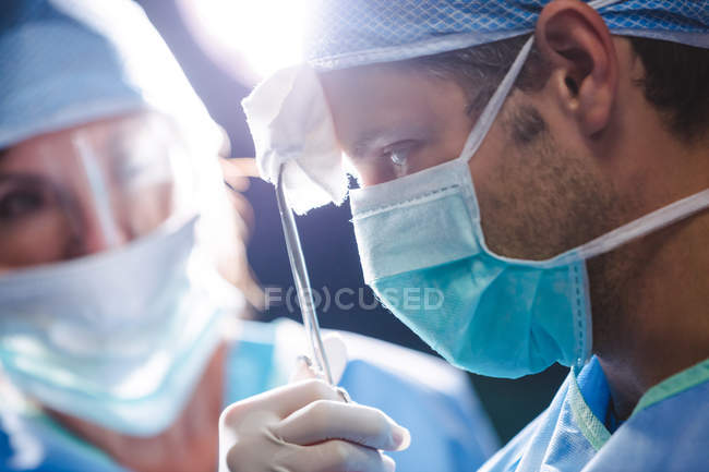 Хирурги, выполняющие операции в операционной в больнице — стоковое фото