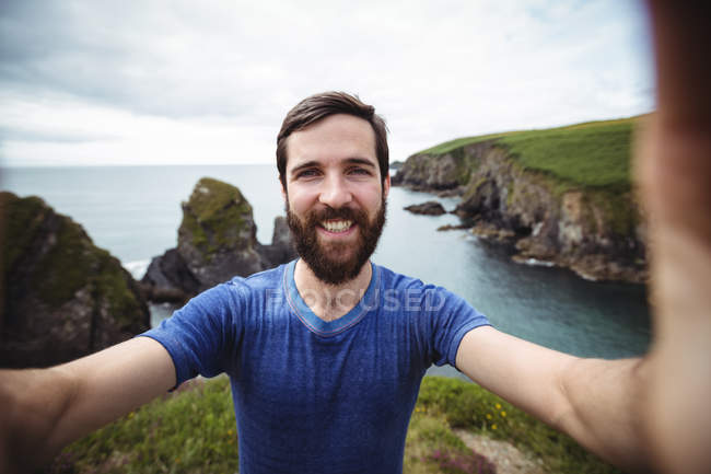 Портрет счастливого человека позирующего для селфи — стоковое фото