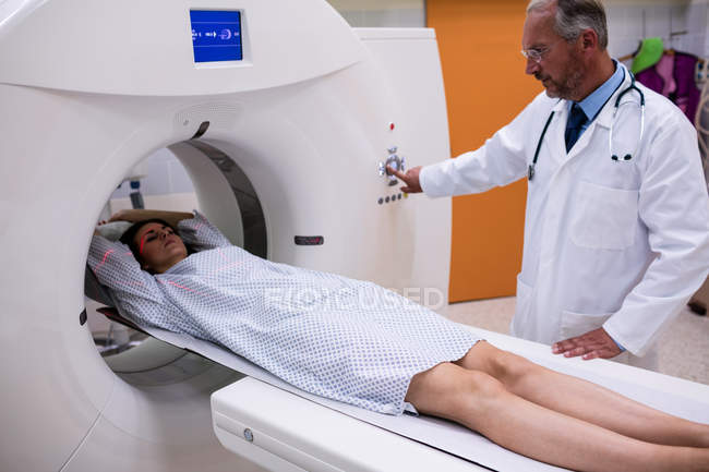 Paciente ingresando a la máquina de escaneo de resonancia magnética en el hospital - foto de stock