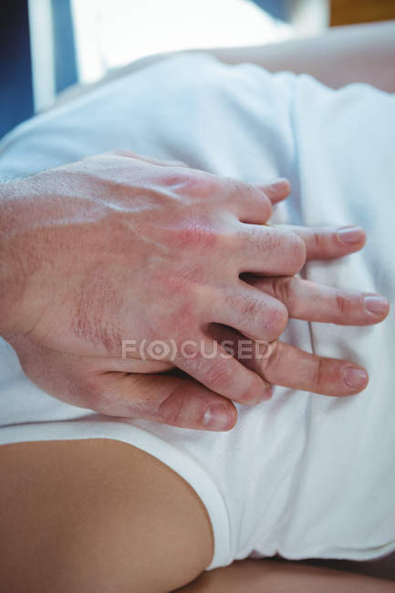 Imagem recortada de fisioterapeuta masculino dando de volta massagem para paciente do sexo feminino na clínica — Fotografia de Stock