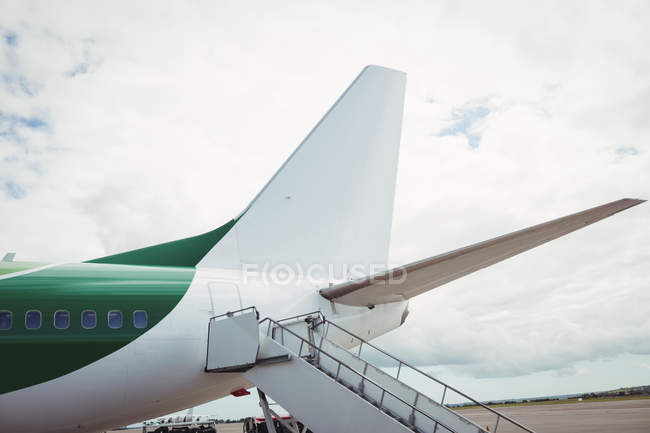 Avion avec escalier à la cour de l'aéroport — Photo de stock