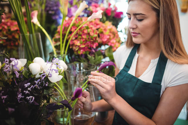 Femmina fiorista organizzare fiori al suo negozio di fiori — Foto stock
