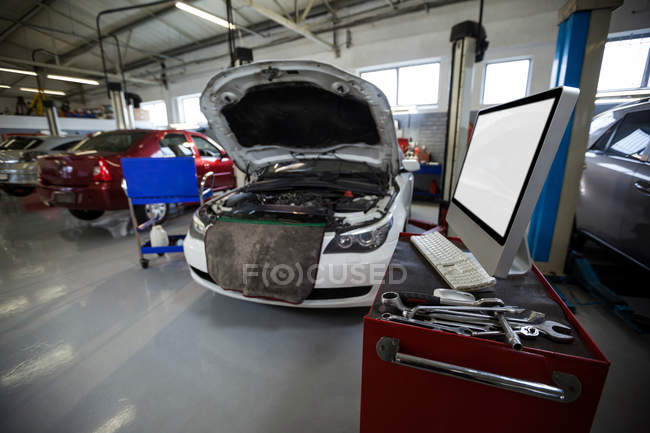 Carros quebrados na garagem de reparação — Fotografia de Stock