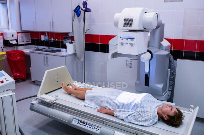 Paciente do sexo feminino em exame de raios-x no hospital — Fotografia de Stock