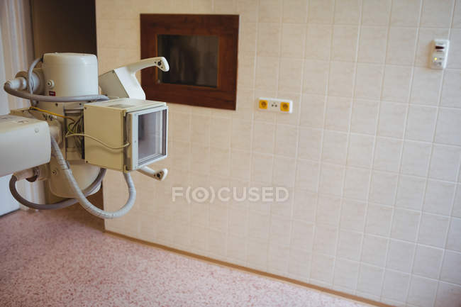 Рентгенівський апарат у порожній кімнаті в лікарні — стокове фото