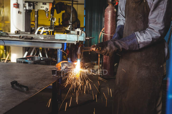 Abgeschnittenes Bild des Schweißens von Metall in der Werkstatt — Stockfoto