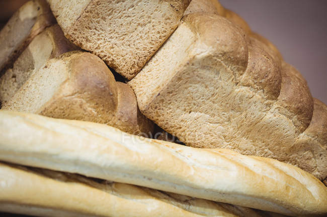 Großaufnahme-Laibe frisches Brot im Supermarkt — Stockfoto